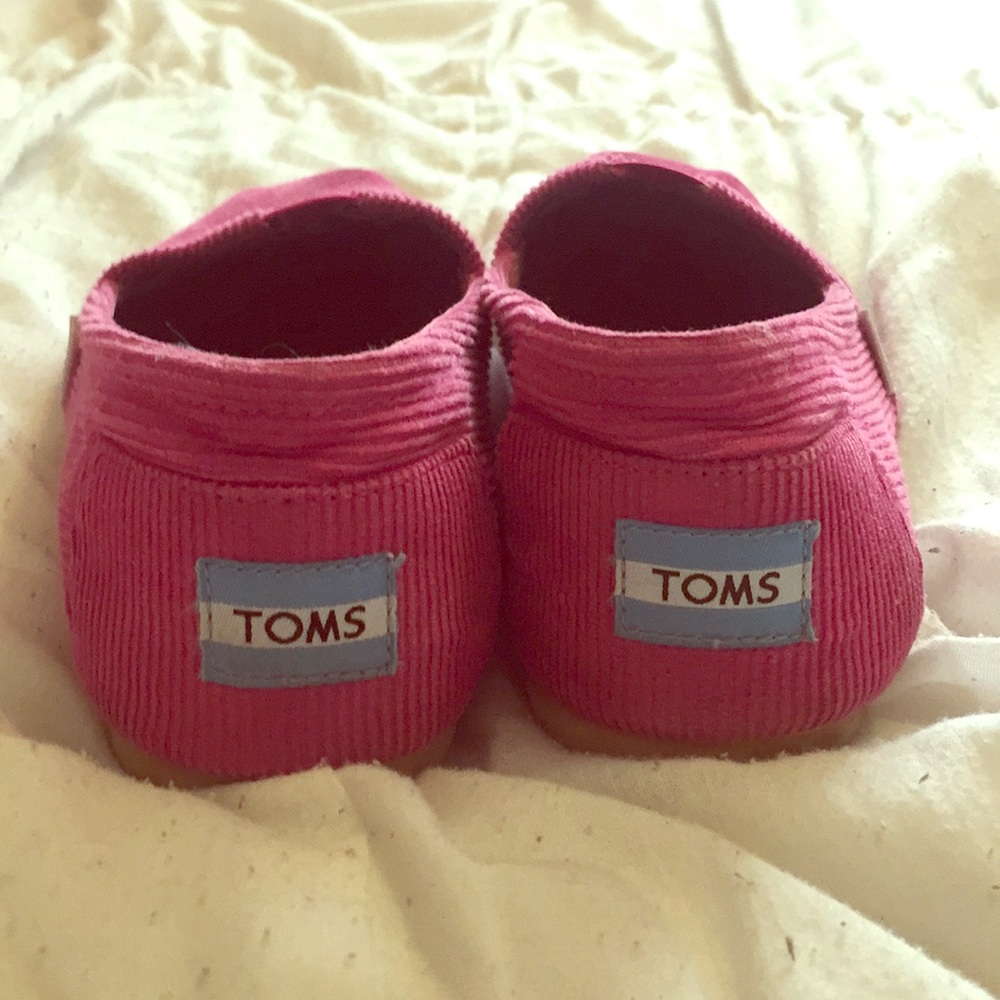 Size 9 corduroy pink Toms. Worn Handful of times.